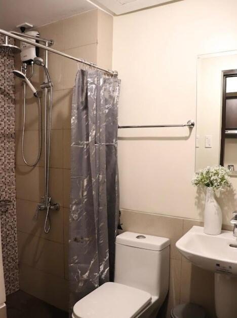 Rk Maisson Roiyale Aurora Escalades Cubao Apartment